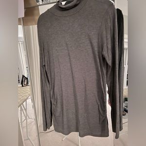 Gap Maternity grey turtleneck with flattering side rouching. EUC
